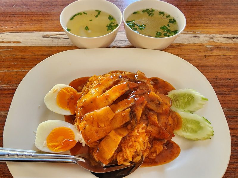 ข้าวหมูแดงราดน้ำแดง ไข่ต้ม แตงกวา และน้ำซุปใสสองถ้วย