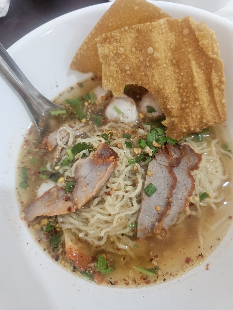 บะหมี่น้ำใส่หมูแดง ลูกชิ้นหมู และเกี๊ยวทอดกรอบ