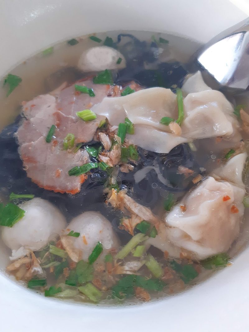 บะหมี่ดำน้ำใส ใส่หมูแดง ลูกชิ้นหมู และเกี๊ยวน้ำ
